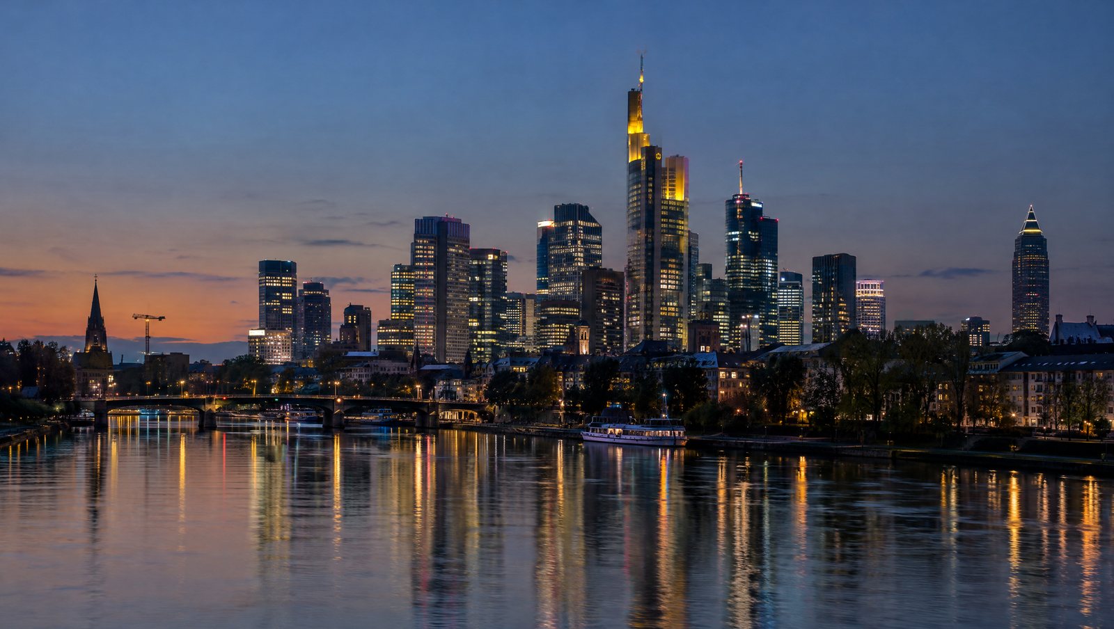 Frankfurter Skyline am Abend